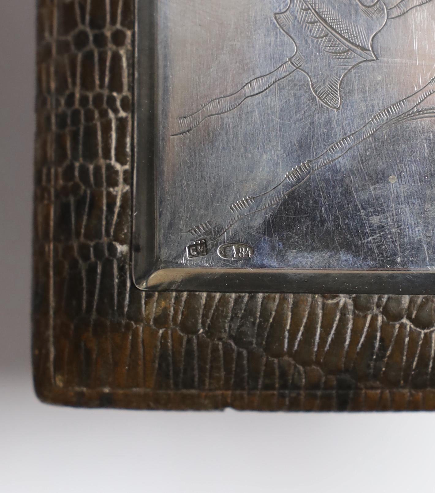 An early 20th century Russian 84 zolotnik and leather mounted wooden desk clip, with engraved decoration, 19.4cm.